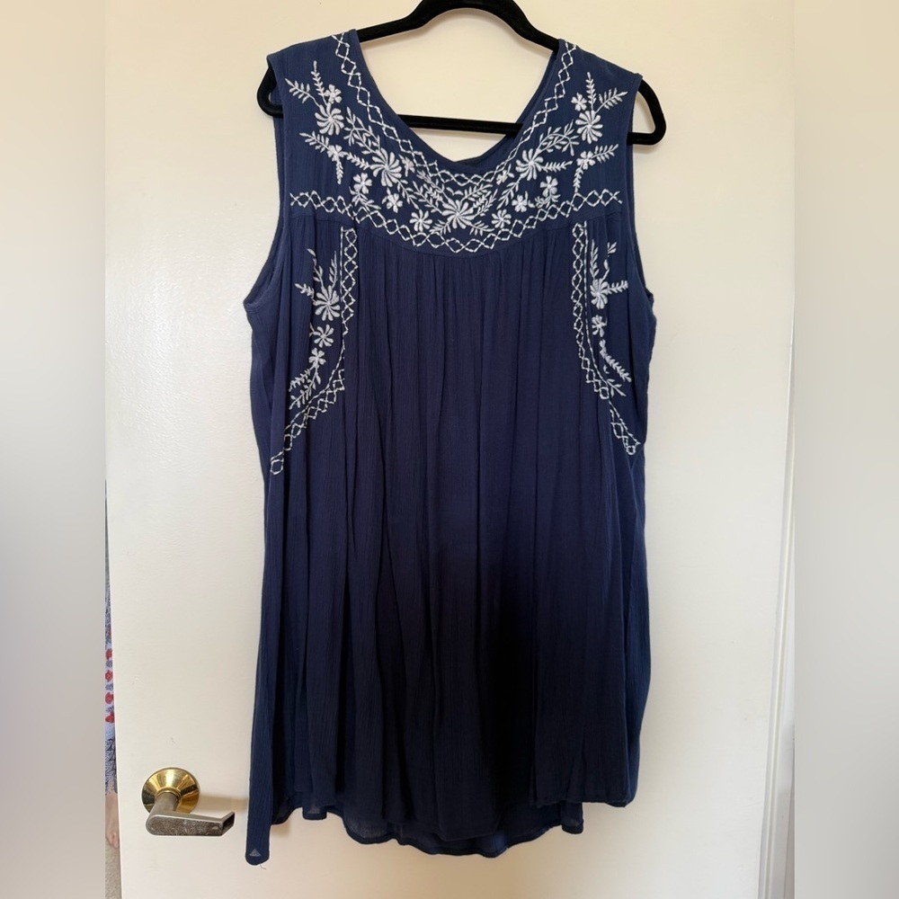 Chic Connection Sleeveless Navy Top with White Embroidery in Size 2X